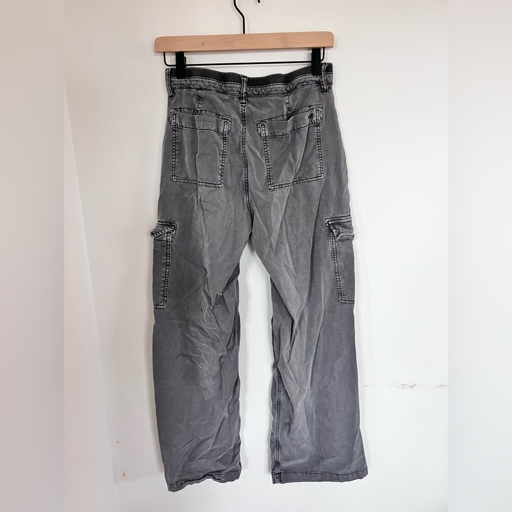 American Eagle Gray High-Waisted Wide Leg Cargo Pants - Size 2 Regular - Picture 2 of 3